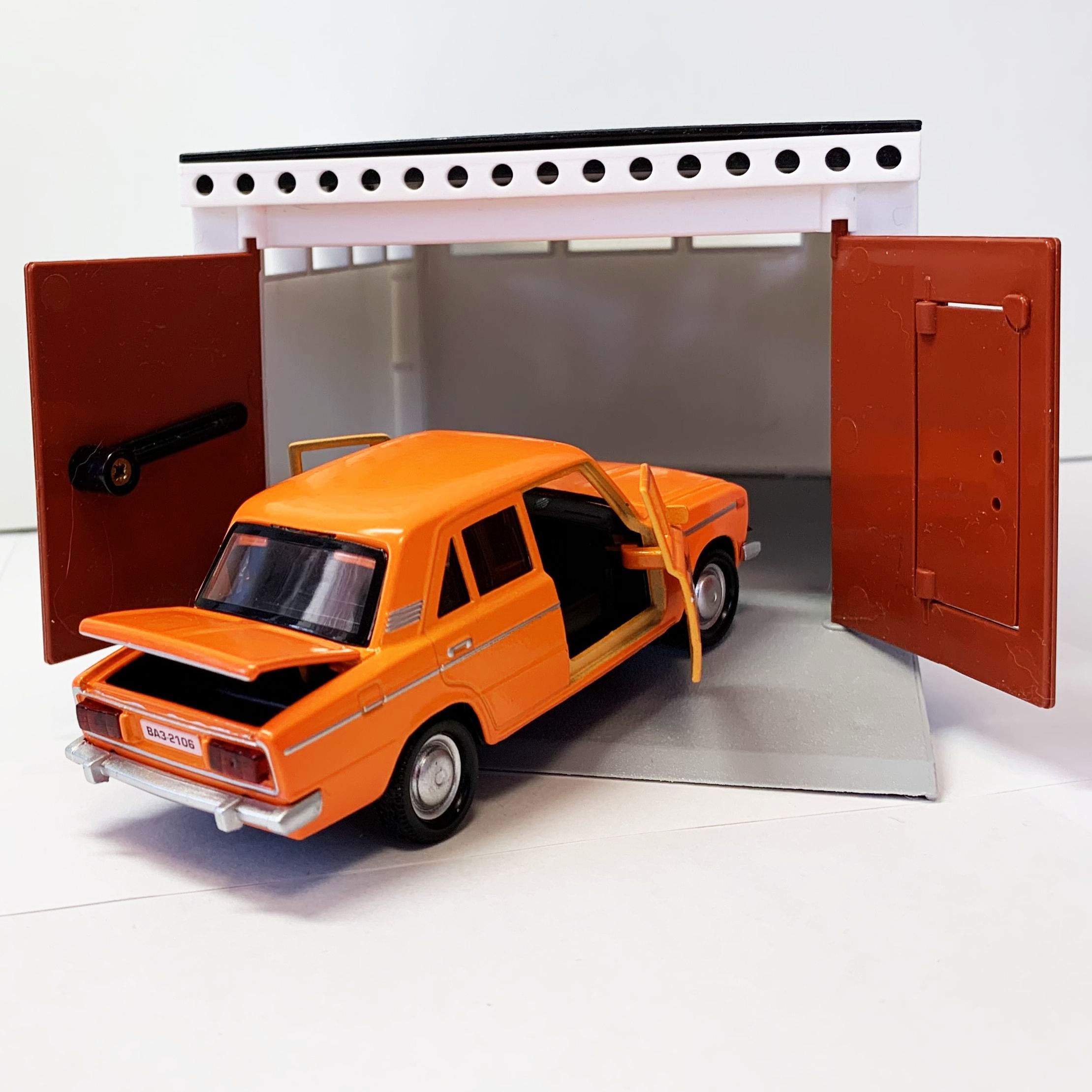 Гараж с распашными воротами и металлическая инерционная машинка ВАЗ 2106 с открывающимися дверями и багажником оранжевая