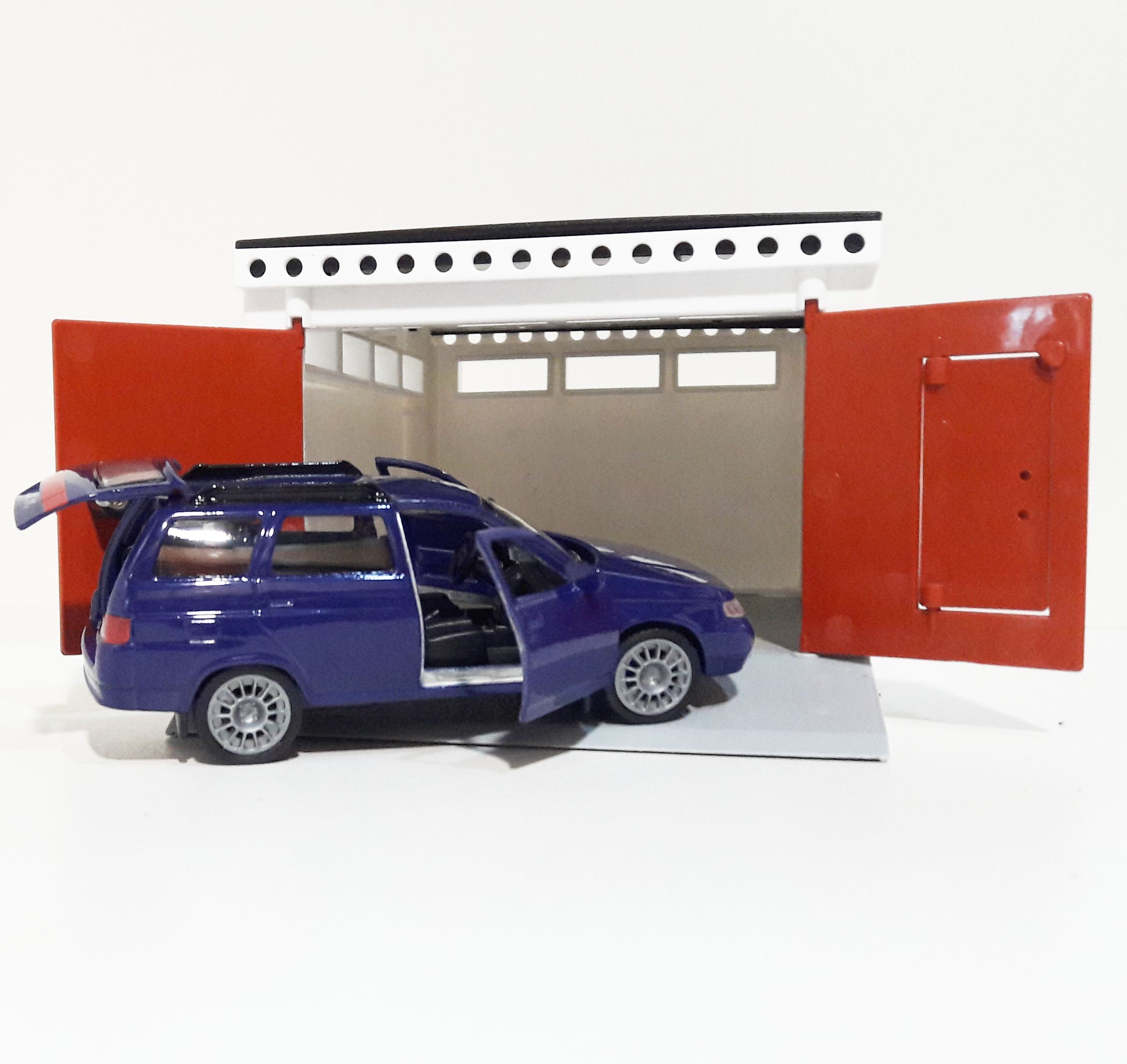 Гараж с распашными воротами и металлическая машинка универсал 2111 инерция, открывающиеся двери и багажник синяя