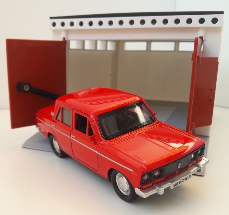 Гараж с распашными воротами и металлическая инерционная машинка ВАЗ 2106 с открывающимися дверями и багажником красная