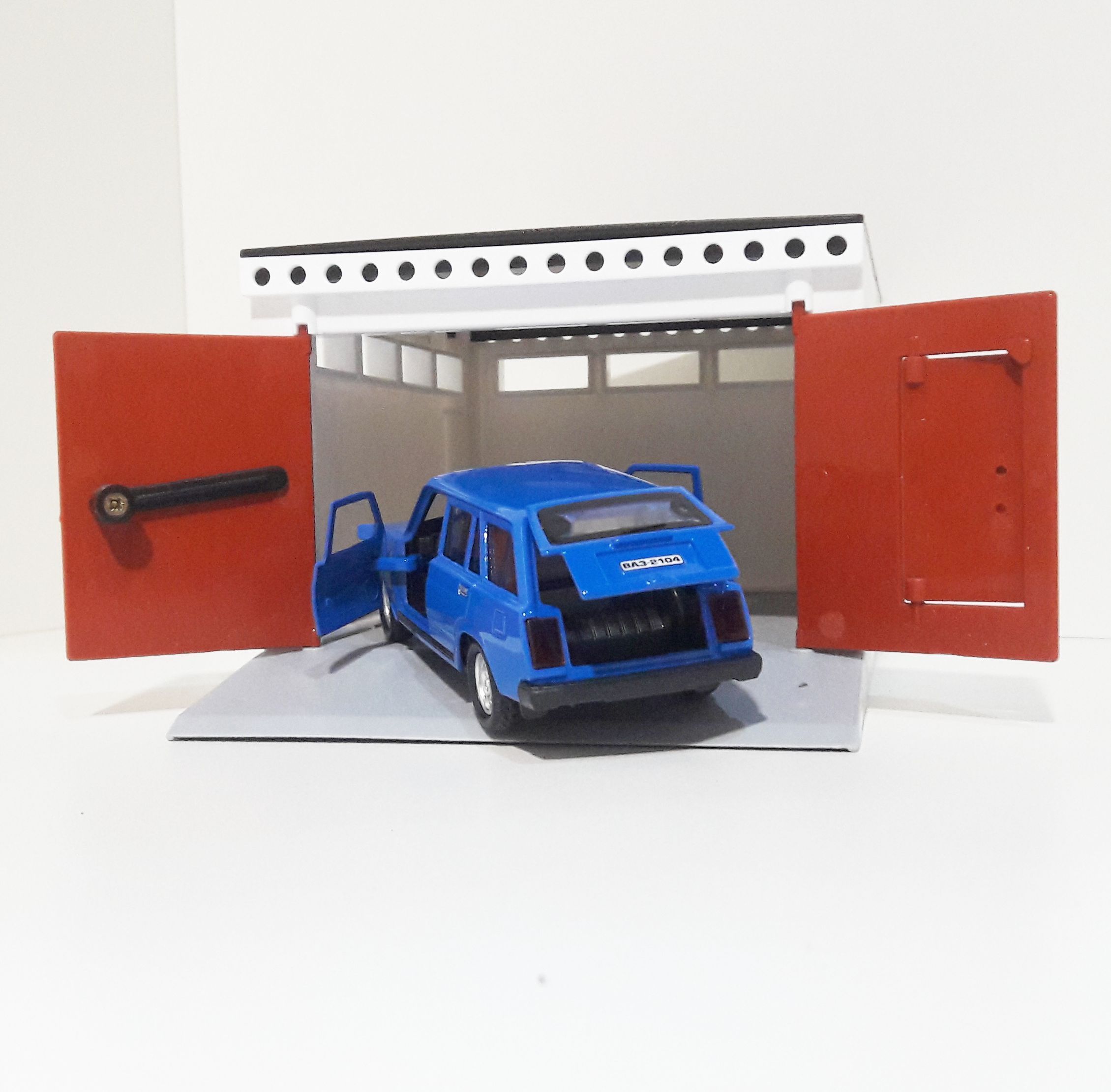 Игрушечный разборный гараж с распашными воротами 21 см и металлическая инерционная 12 см машинка 2104 с открывающимися дверями синяя
