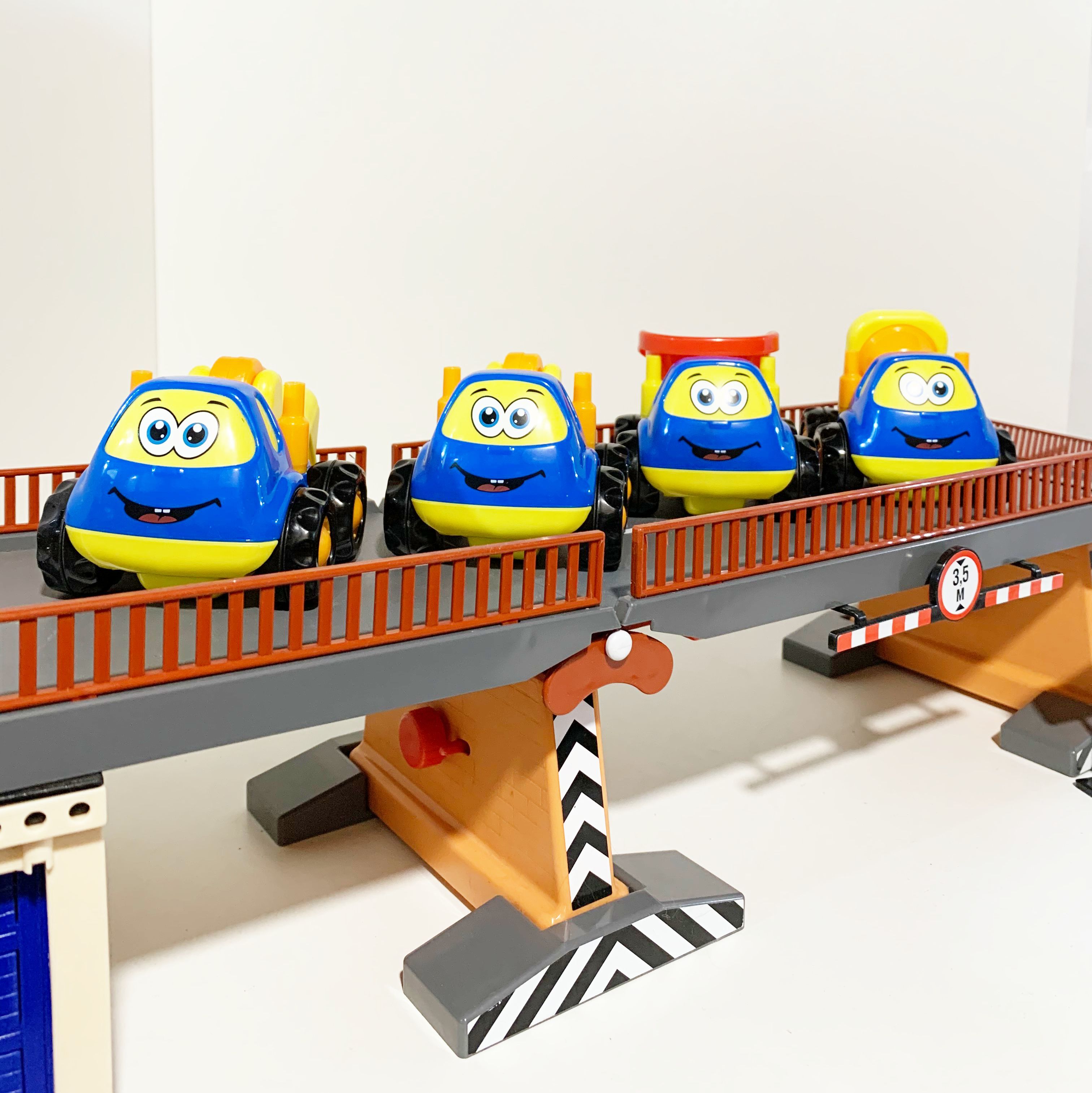 Набор 4 шт. инерционных машинок для малышей Патрик самосвал, погрузчик, бетоновоз, эвакуатор