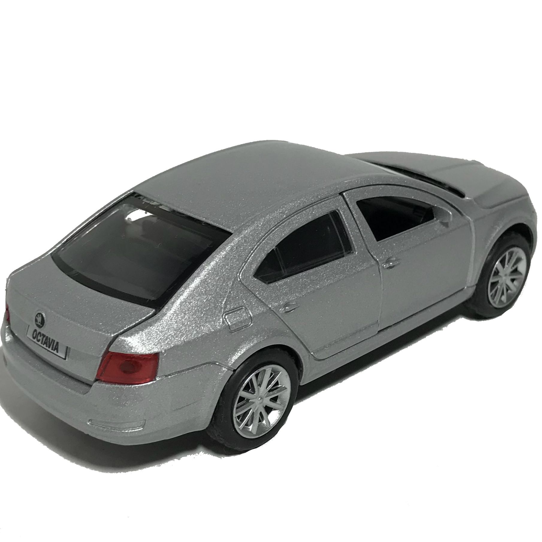 Игрушечная машинка Skoda Octavia серебристая