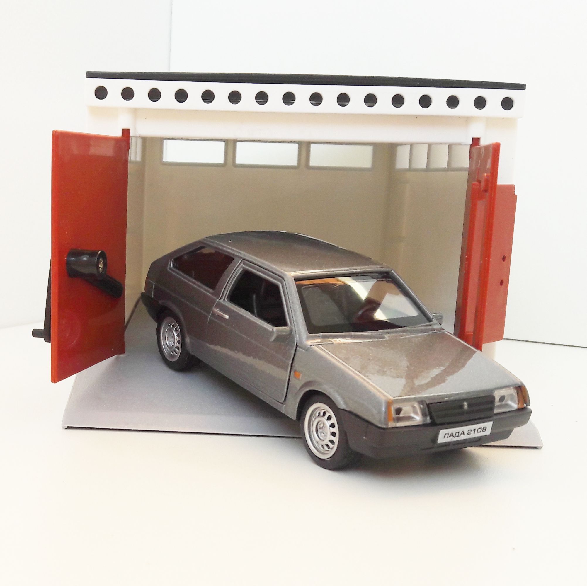 Гараж разборный и металлическая машинка 12 см с инерционным механизмом и открывающимися дверями серая