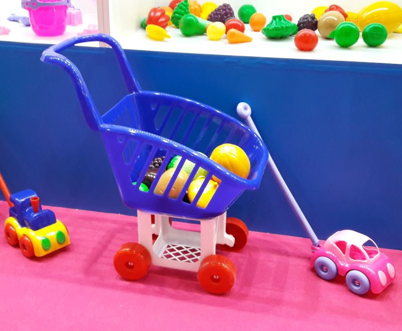 Игрушечная тележка для продуктов детская.