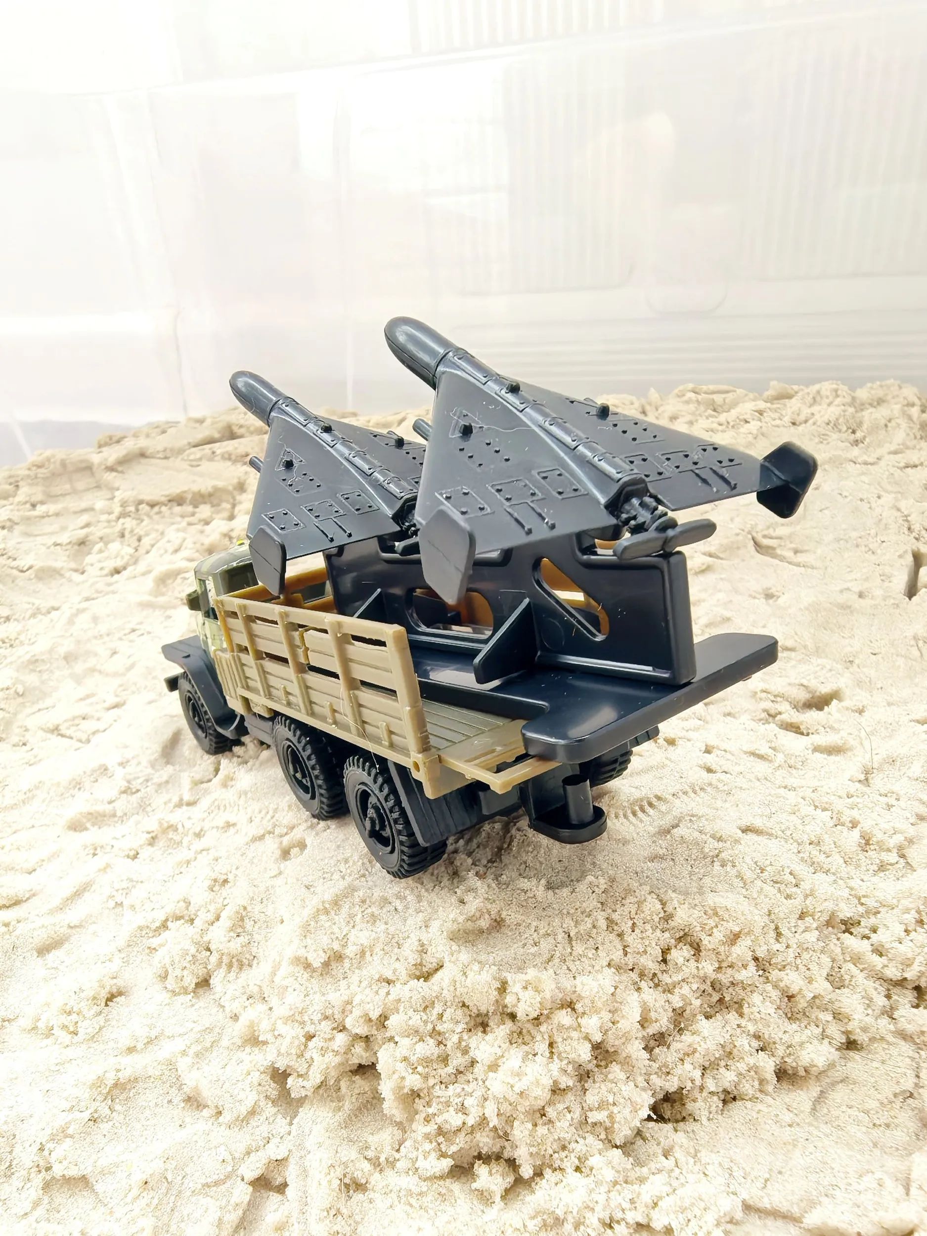 Игрушечные самолеты беспилотники дроны - 2 шт. в кузове военного грузовика Урал