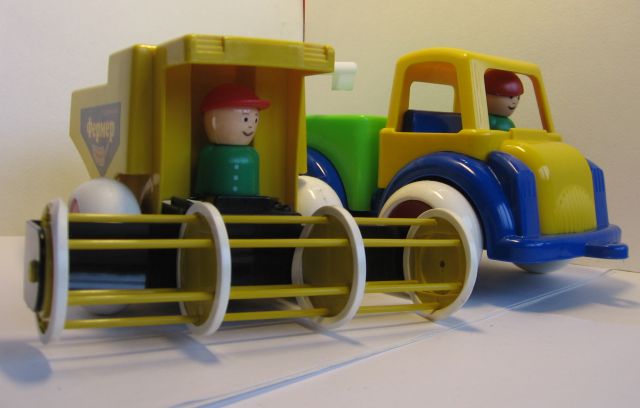 Набор детских автомобилей. Игрушечный грузовик и комбайн. Набор детских автомобилей. Игрушечный грузовик и комбайн.