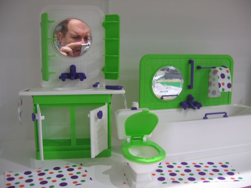 Игрушечная ванная зеленого цвета для кукольного домика Игрушечная ванная зеленого цвета для кукольного домика