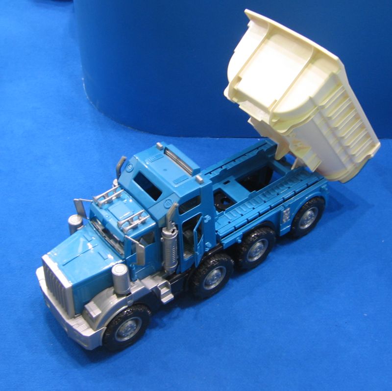 Игрушка огромный самосвал Игрушка огромный самосвал