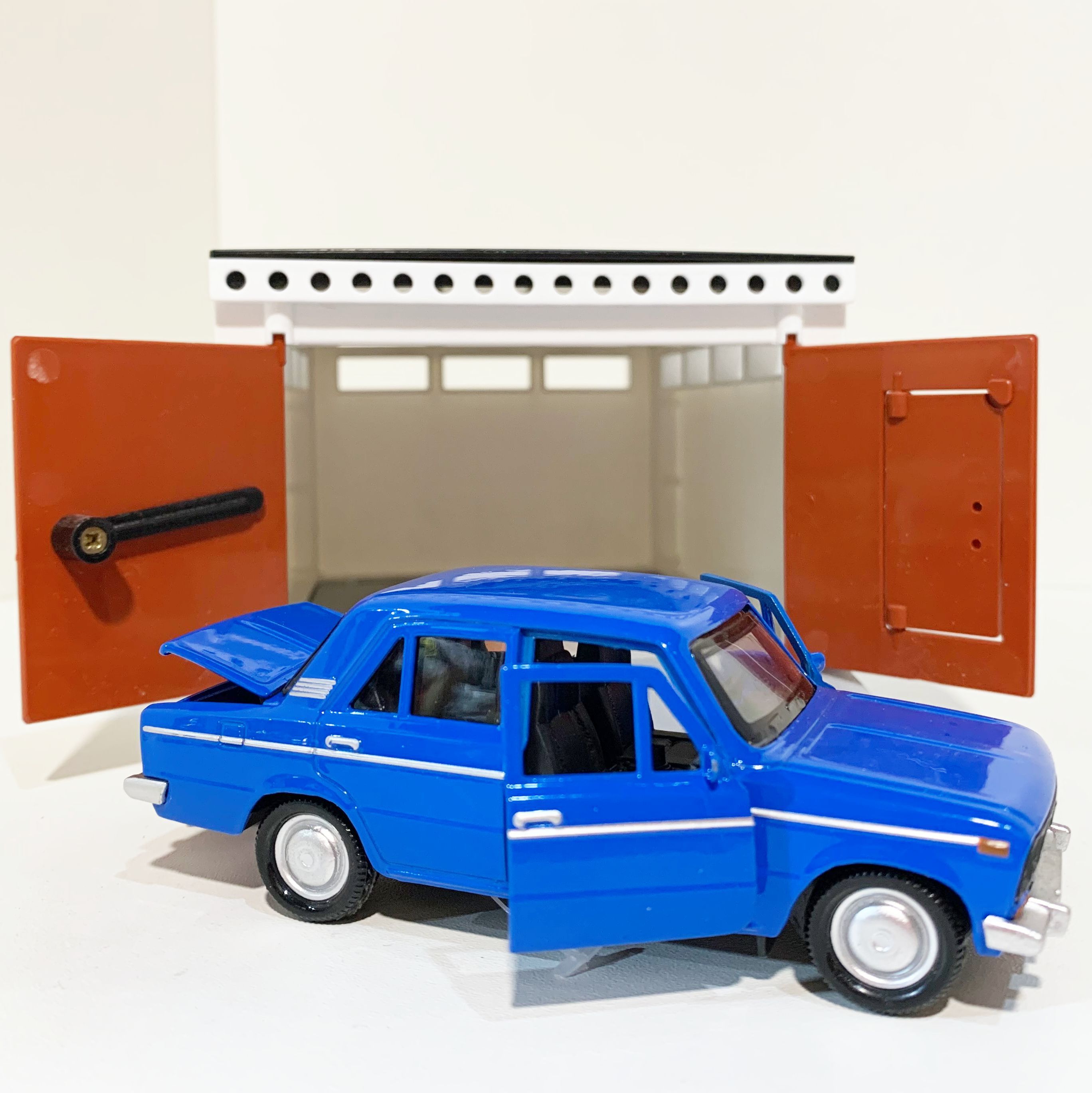 Гараж с распашными воротами и металлическая инерционная машинка ВАЗ 2106 с открывающимися дверями и багажником синяя