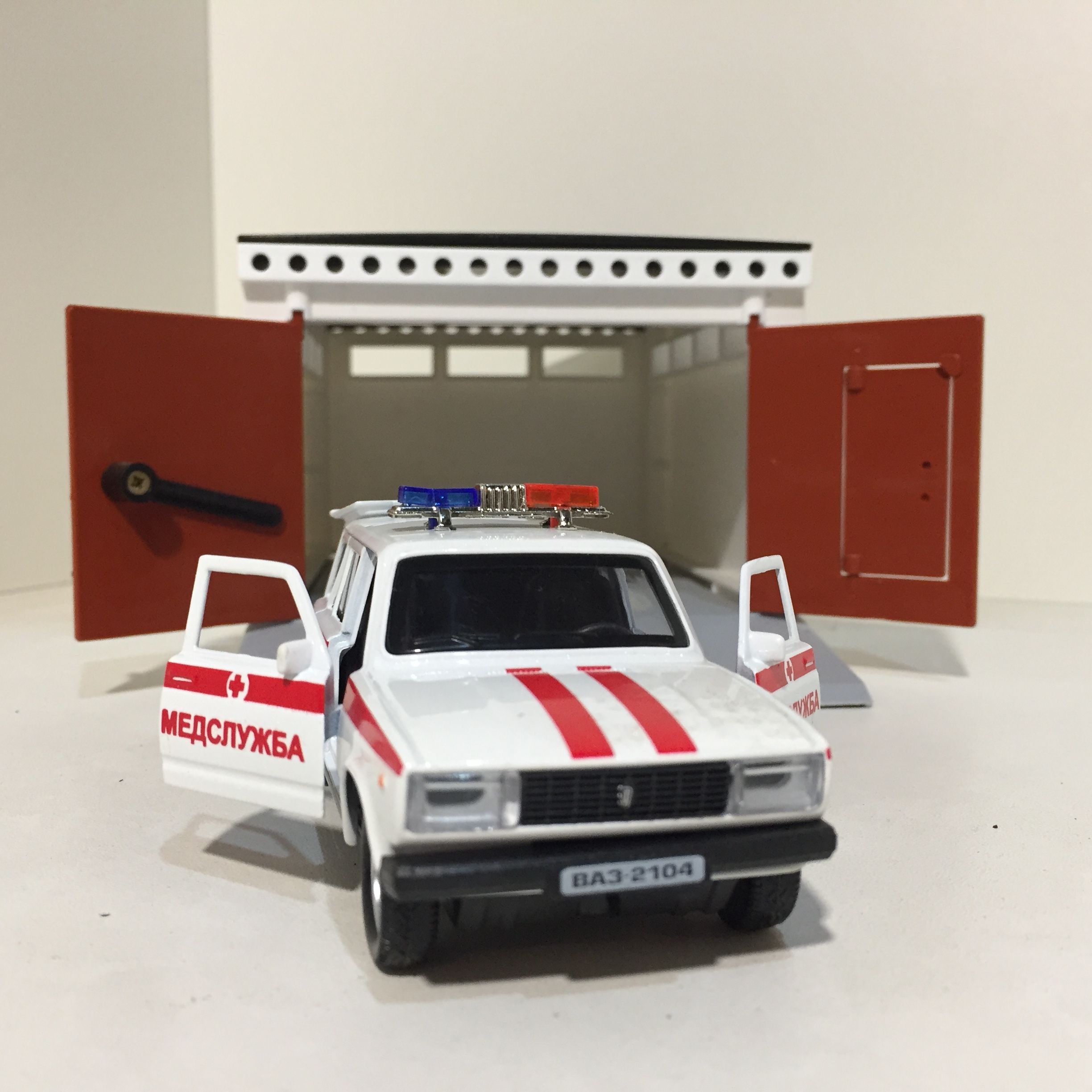 Гараж распашной и машинка скорая помощь 2104 - звук, металл, инерция, открытие дверей, багажника