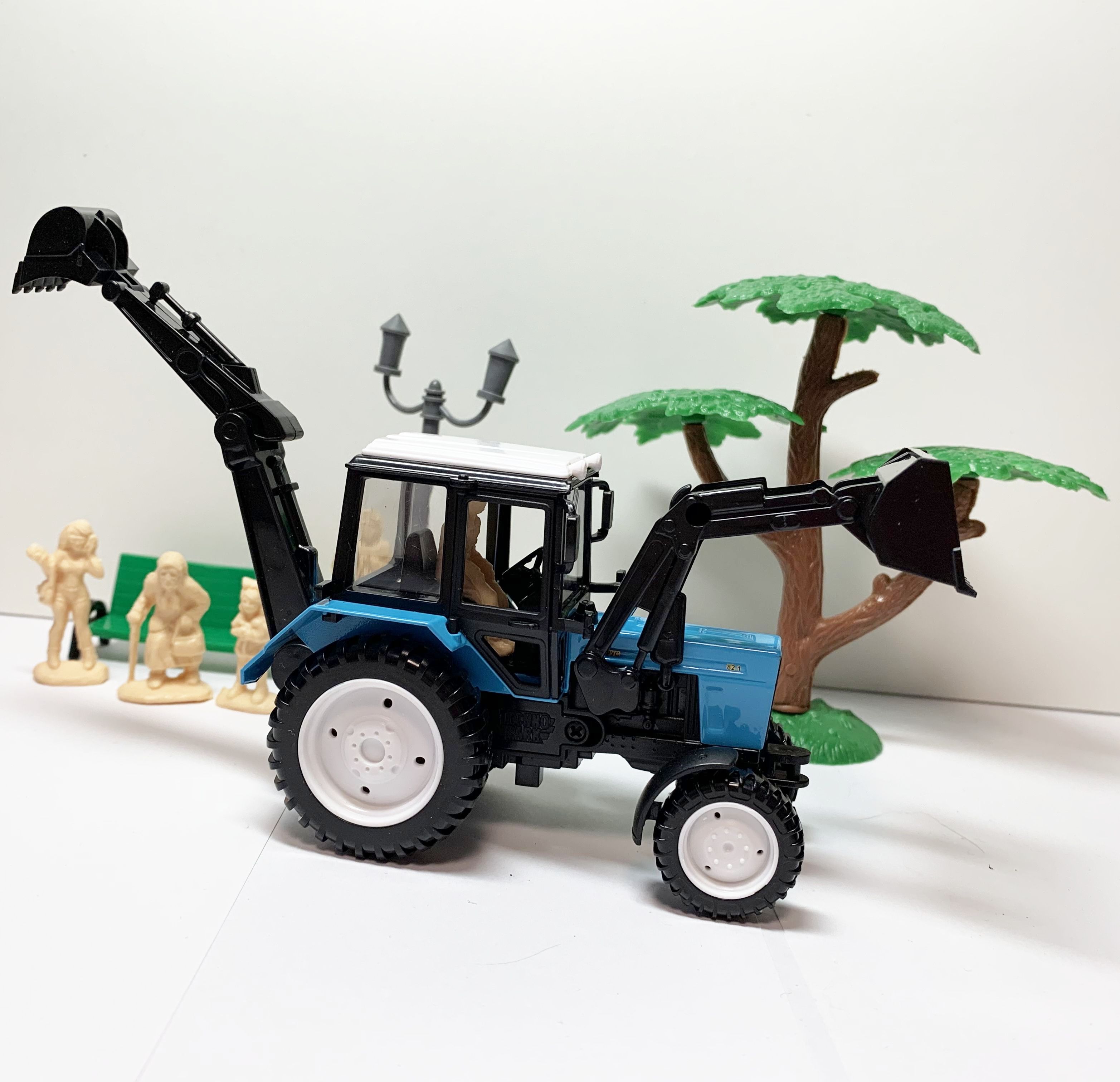 Модель трактор - экскаватор BELARUS с лопатой и ковшом - 16,5 см и фигурками людей