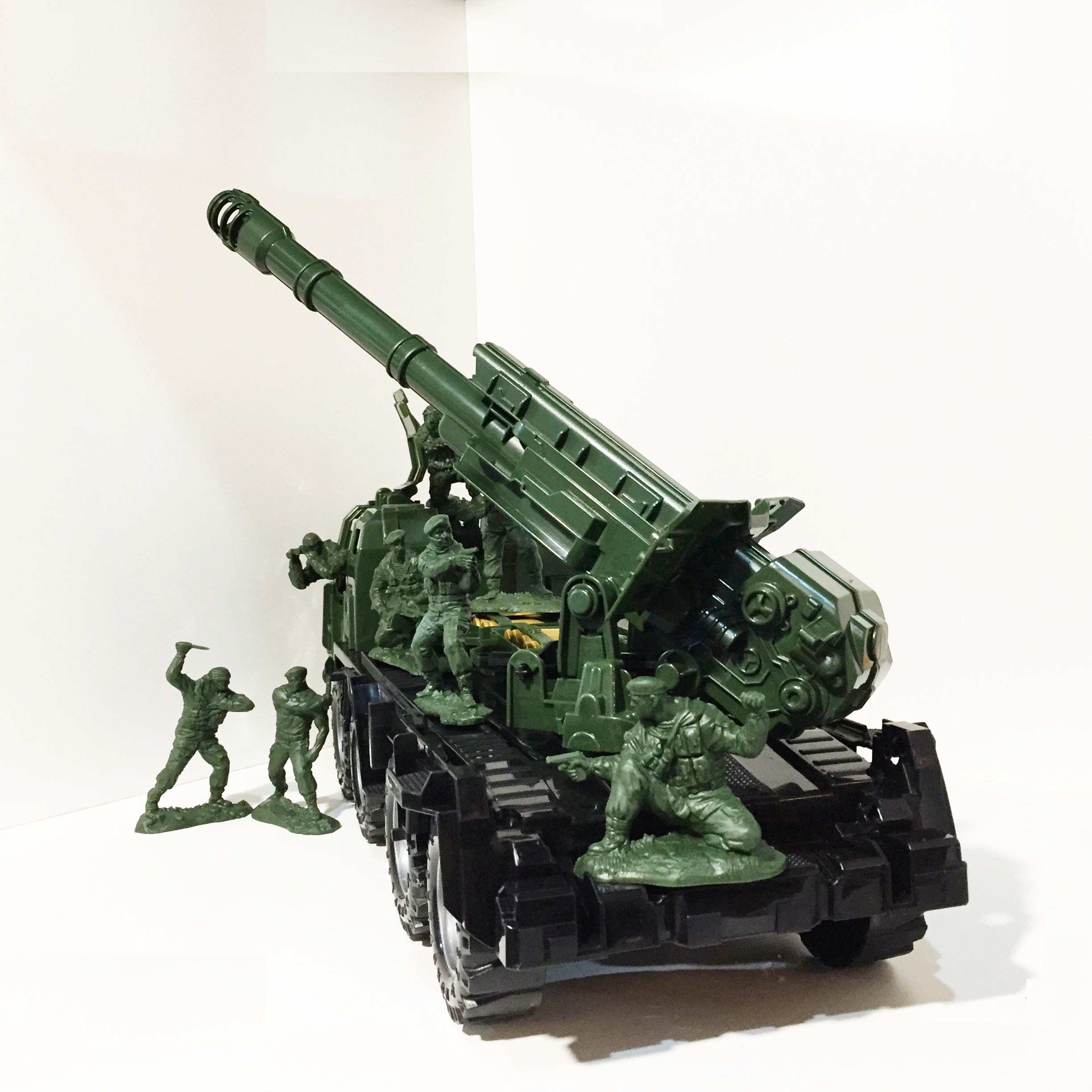 Игрушечная большая стреляющая военная пушка - самоходная артиллерийская установка с набором из 8-ми крупных солдатиков