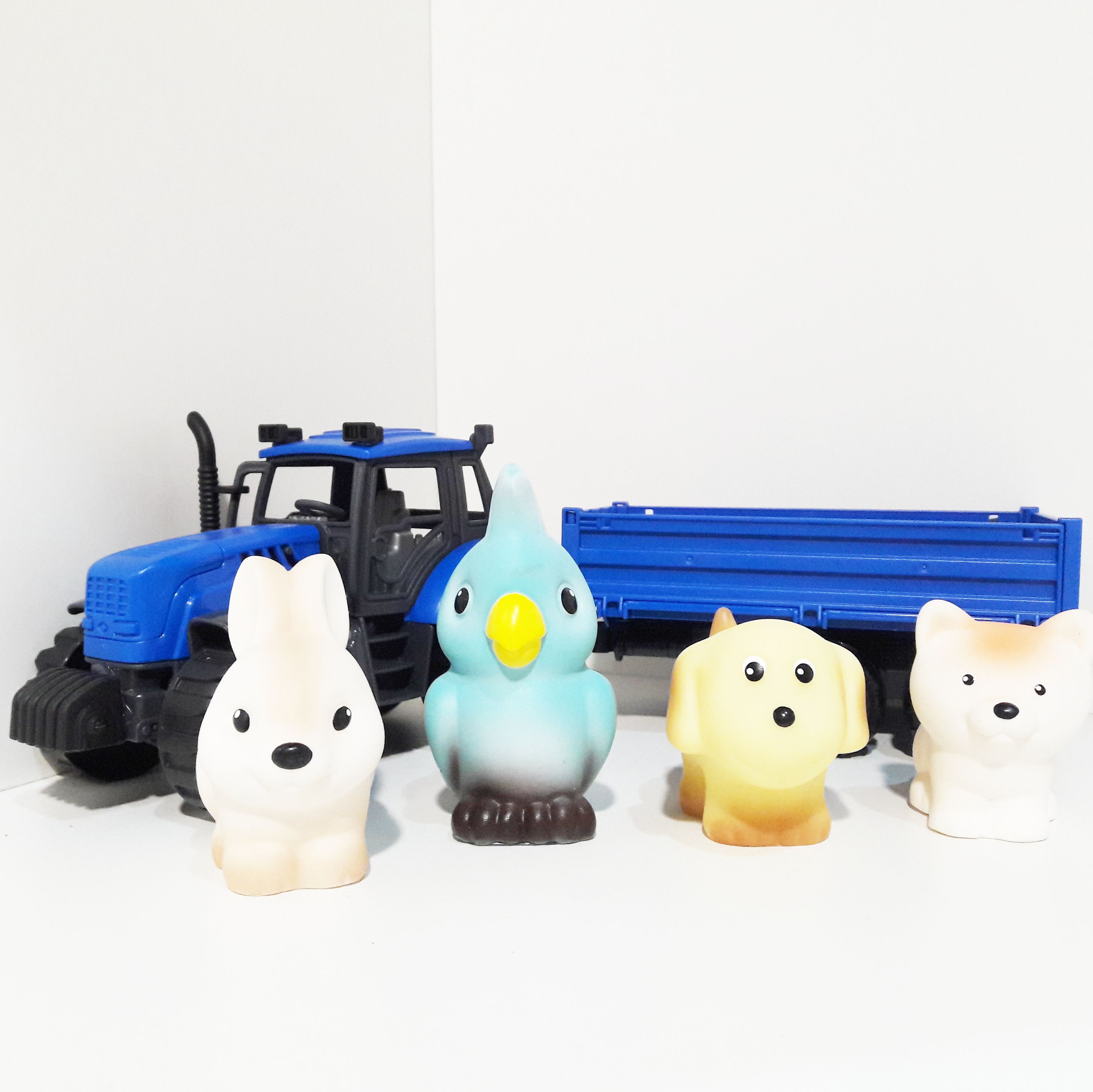 Синий трактор с прицепом и 4 фигурки животных