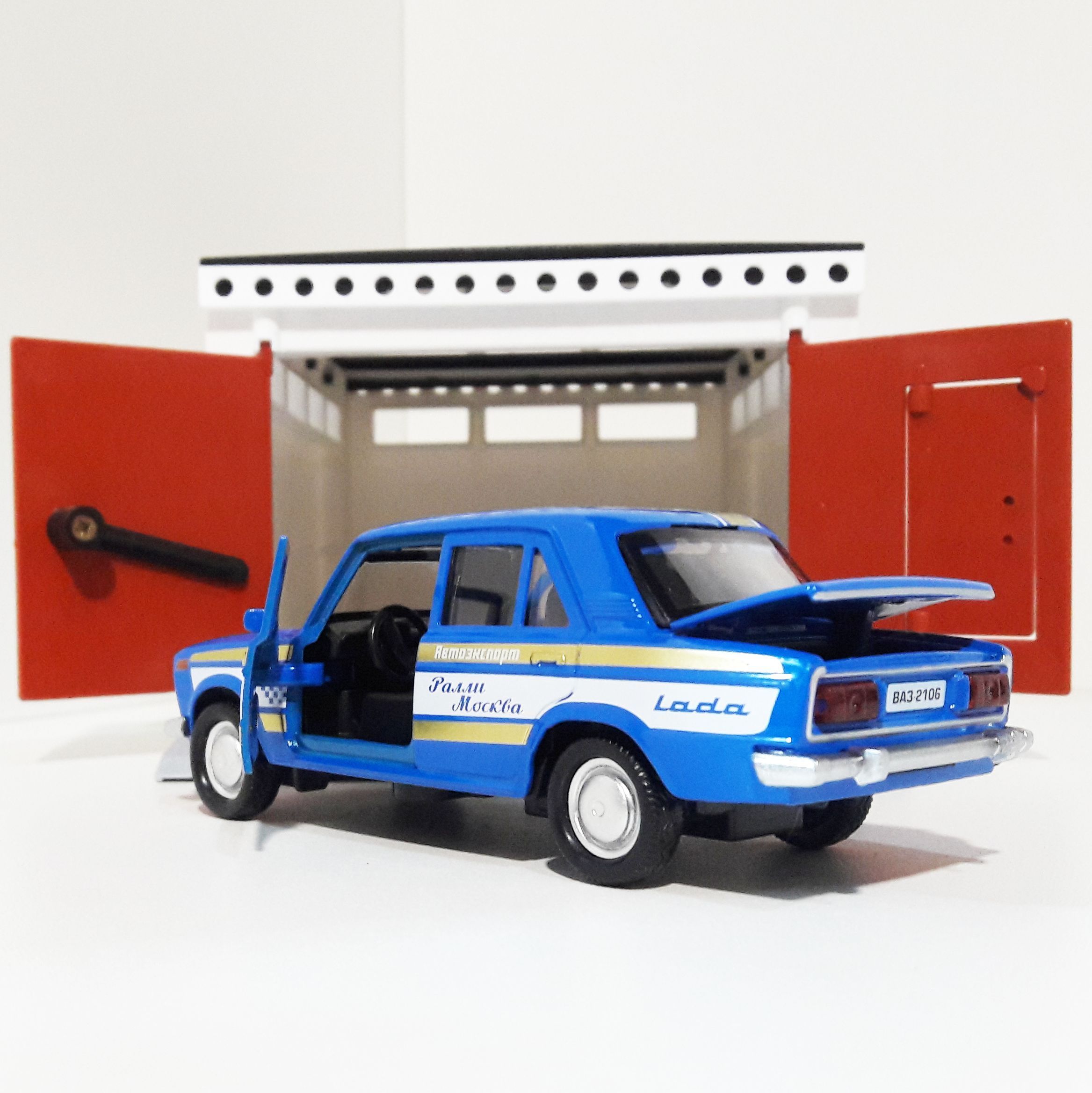 Гараж с распашными воротами и машинка ВАЗ 2106 СПОРТ синяя - звук, металл, инерция, открытие дверей, багажника