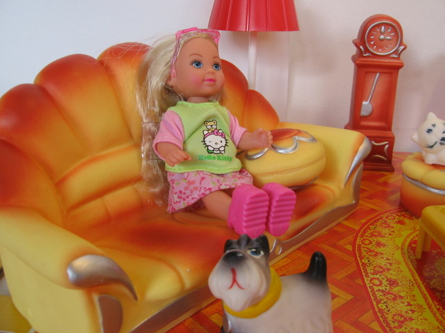 Кукла Hello Kitty и мебель для кукольного домика