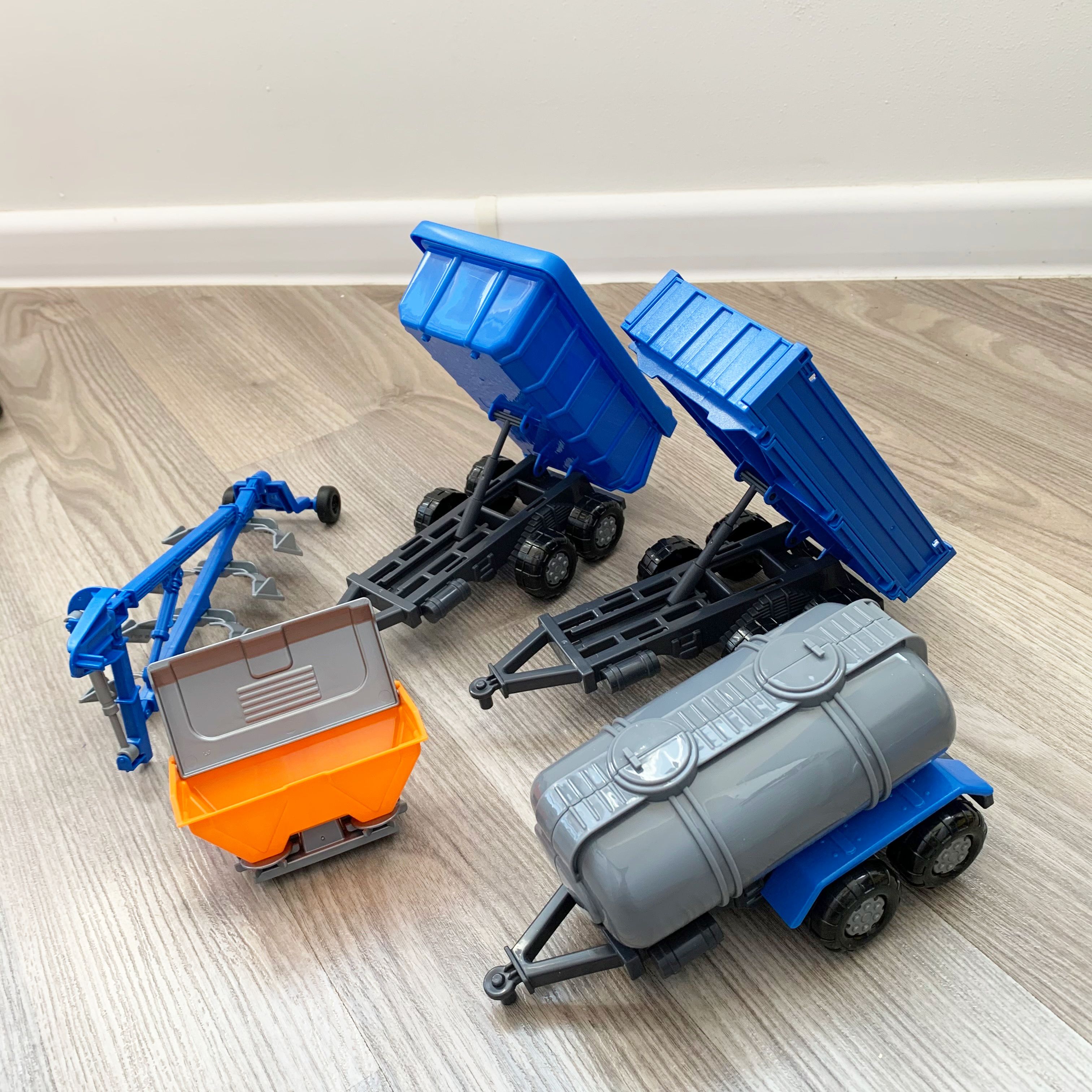 Набор 5-ти прицепов для трактора Прогресс синий  Полесье