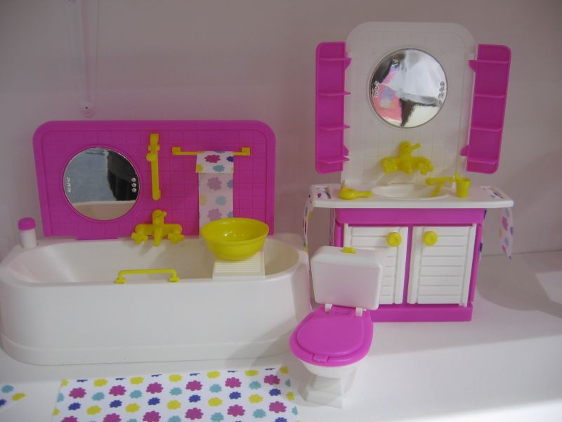 Игрушечная ванная розового цвета для кукольного домика Игрушечная ванная розового цвета для кукольного домика
