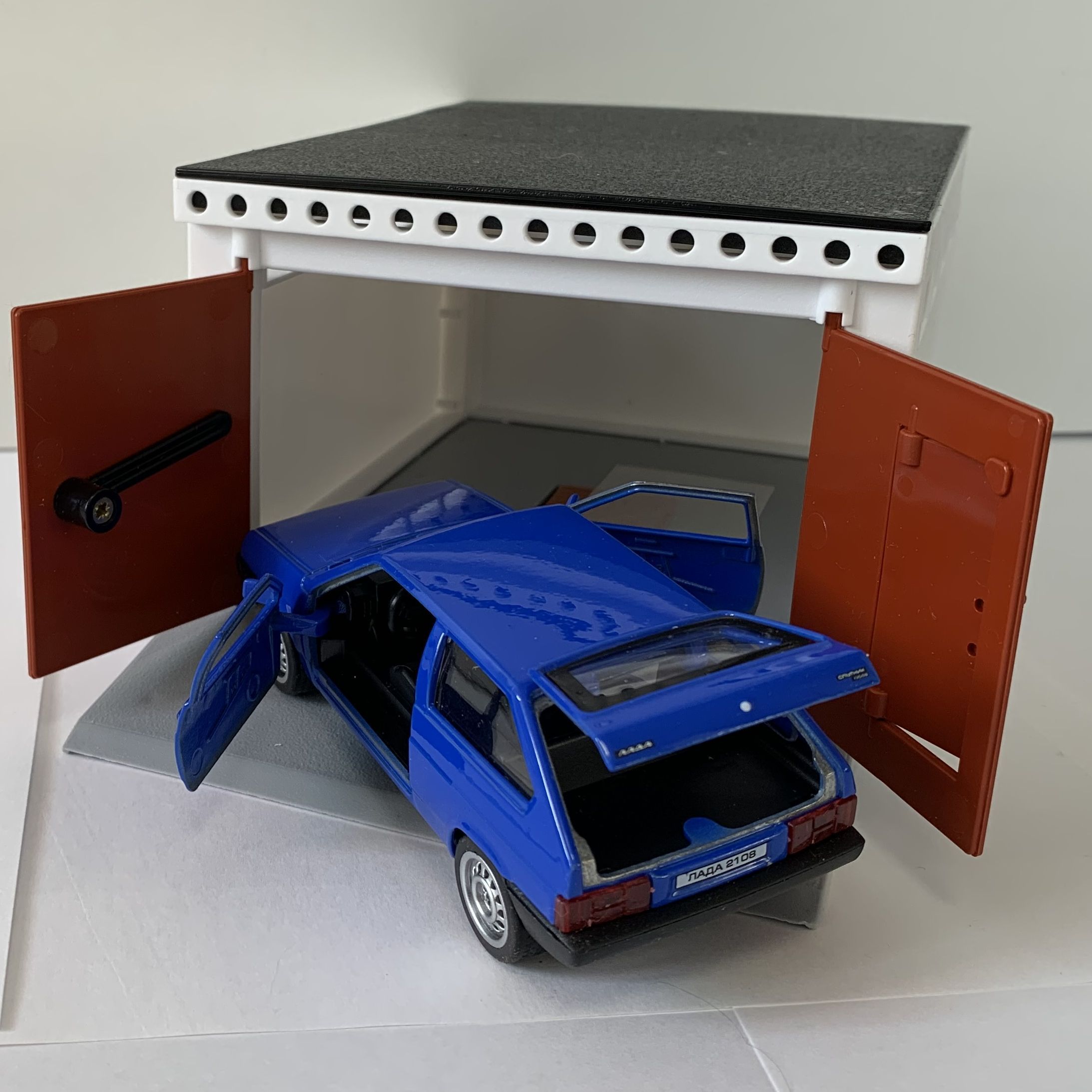 Гараж разборный с распашными воротами РЕТРО и легковая металлическая машинка 2108 12 см с инерционным механизмом и открывающимися дверями синяя