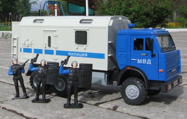 Игрушка машина КАМАЗ с будкой