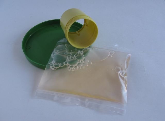 Пускать мыльные пузыри.