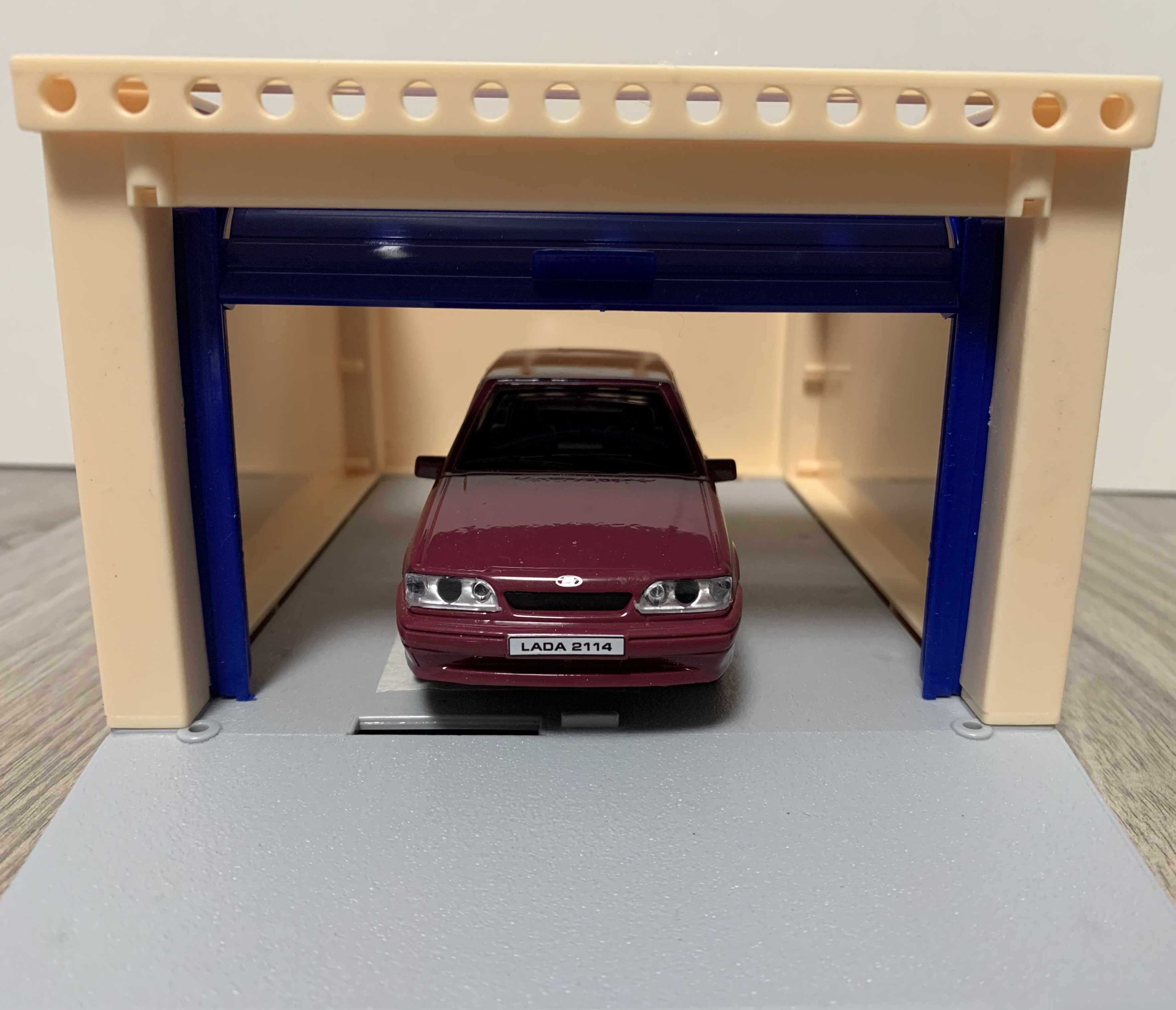 Игрушечный разборный гараж с подъемными воротами - модель 12 см Лада 2114 металлический кузов, инерция, открытие 2-х дверей и багажника- бордовая
