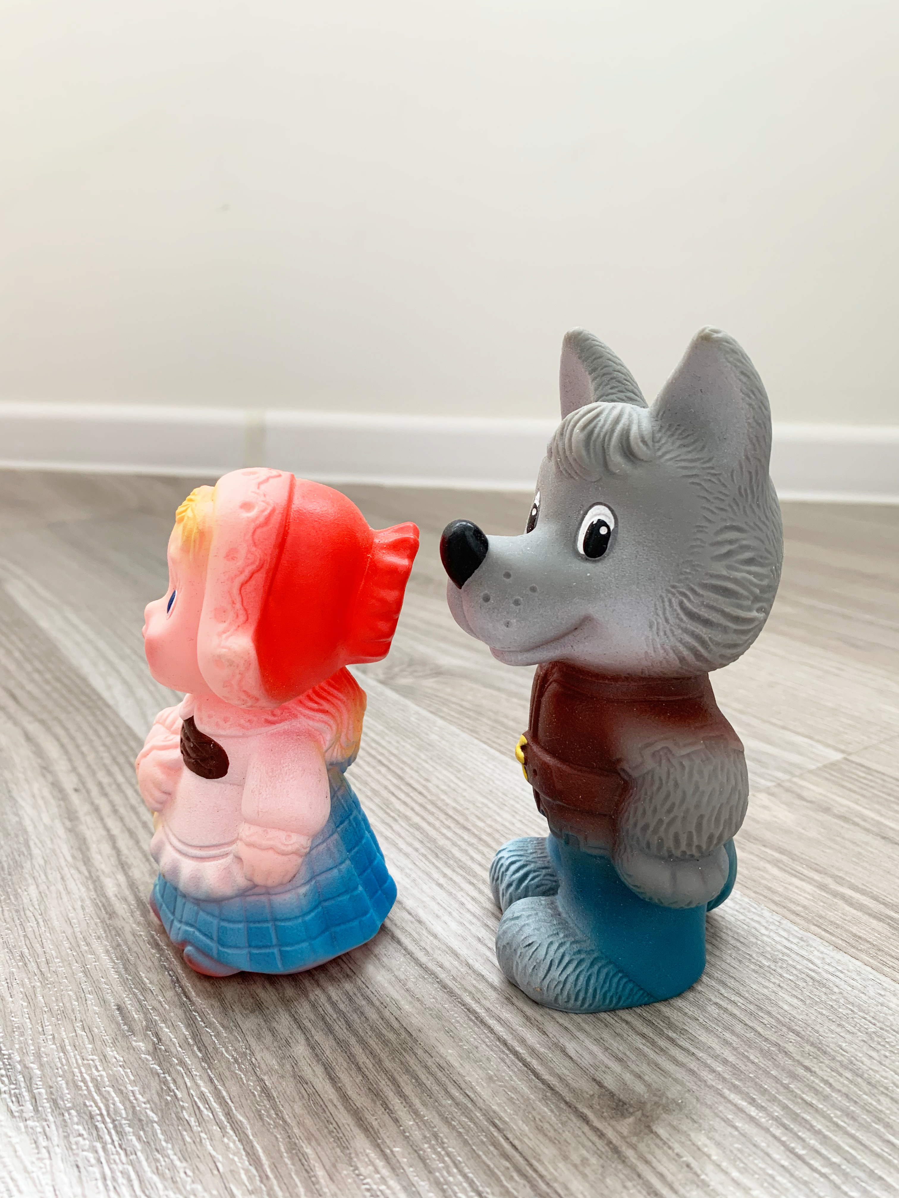 Фигурка волка и Красной Шапочки.