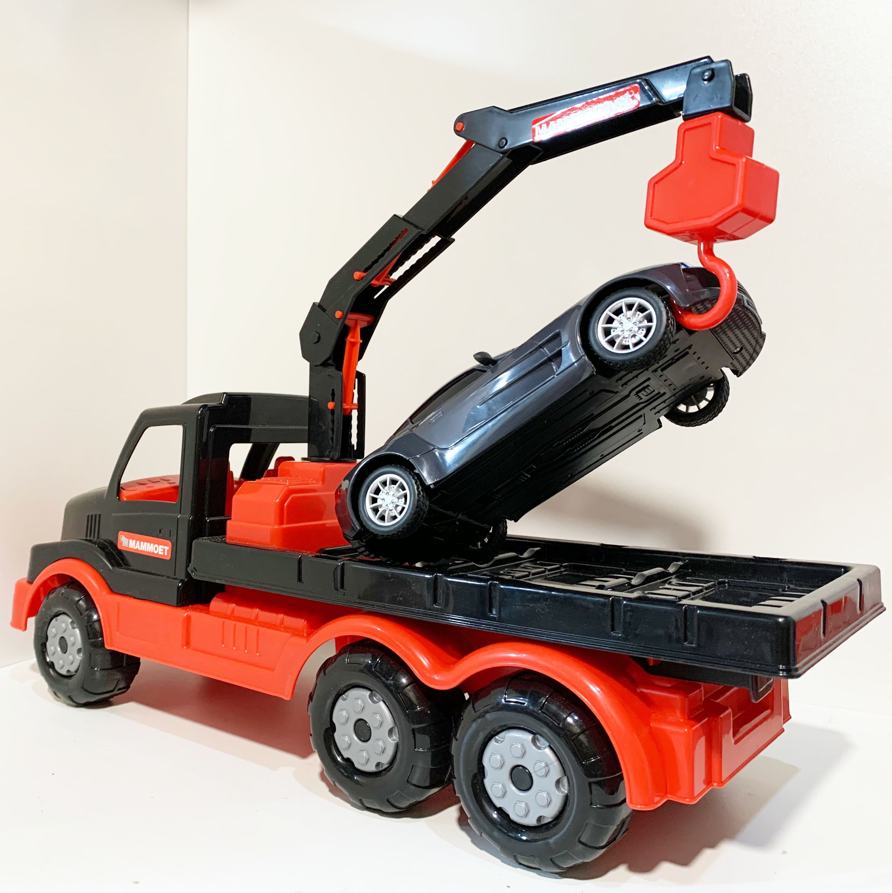 Набор 2 в 1 - грузовик эвакуатор с краном для погрузки на платформу с машинкой 21 см и 3-х контейнерный мусоровоз 47 см черно-красный