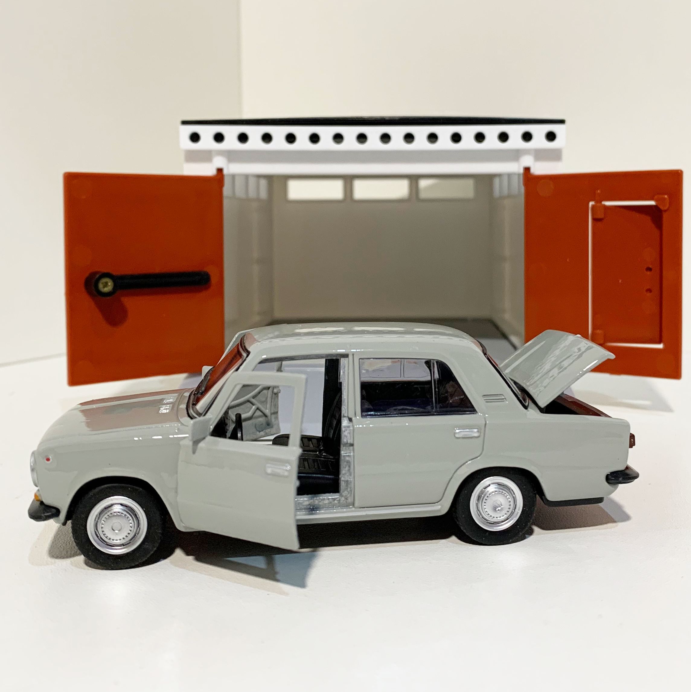 Гараж с распашными воротами и металлическая машинка 12 см модель ВАЗ 2101 инерция, 2 откр. двери и багажник - серая