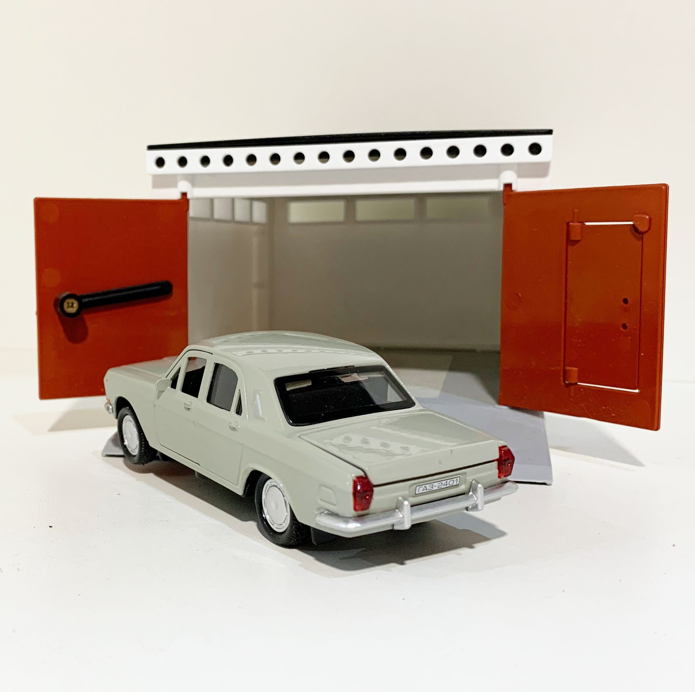 Металлическая инерционная машинка ВОЛГА ГАЗ 2401 седан бежевая - ретро модель СССР