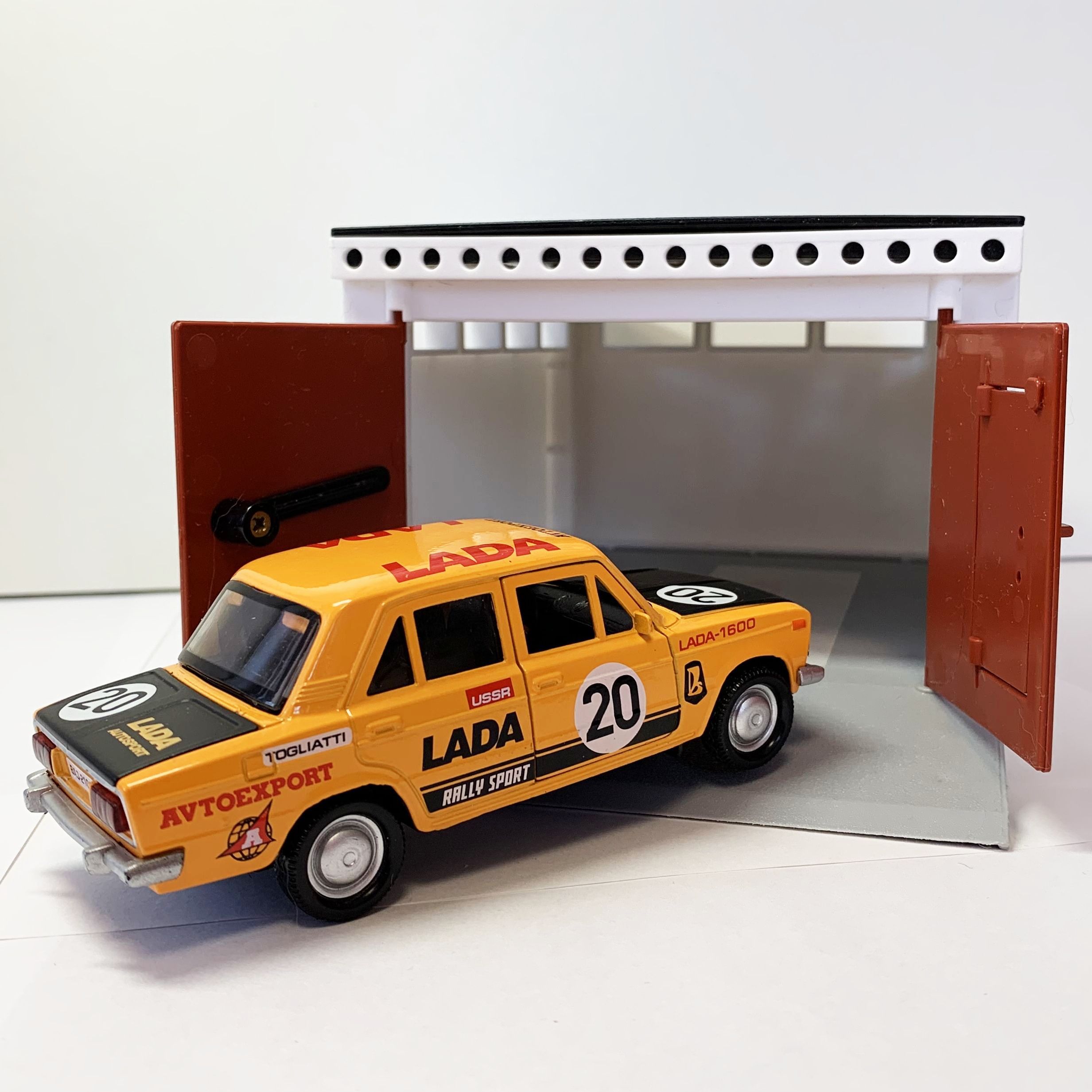 Гараж с распашными воротами и металлическая инерционная машинка ВАЗ 2106 СПОРТ с открывающимися дверями и багажником оранжевая