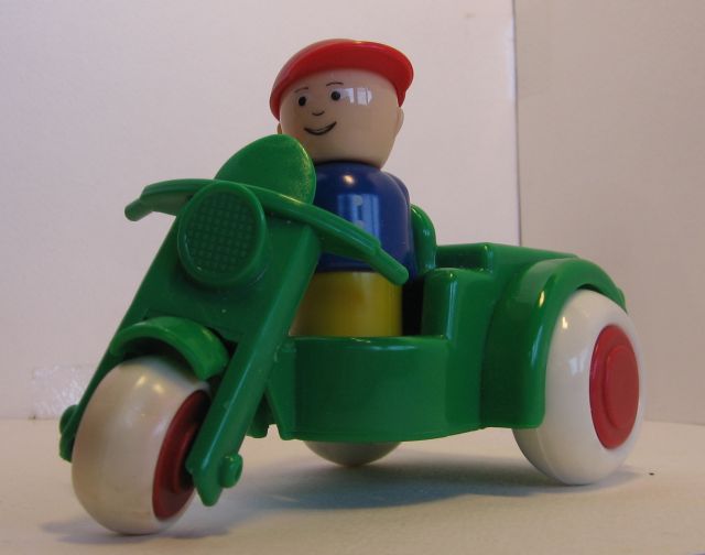 Игрушка мотороллер. Игрушечный мотороллер. Игрушка мотороллер. Игрушечный мотороллер.