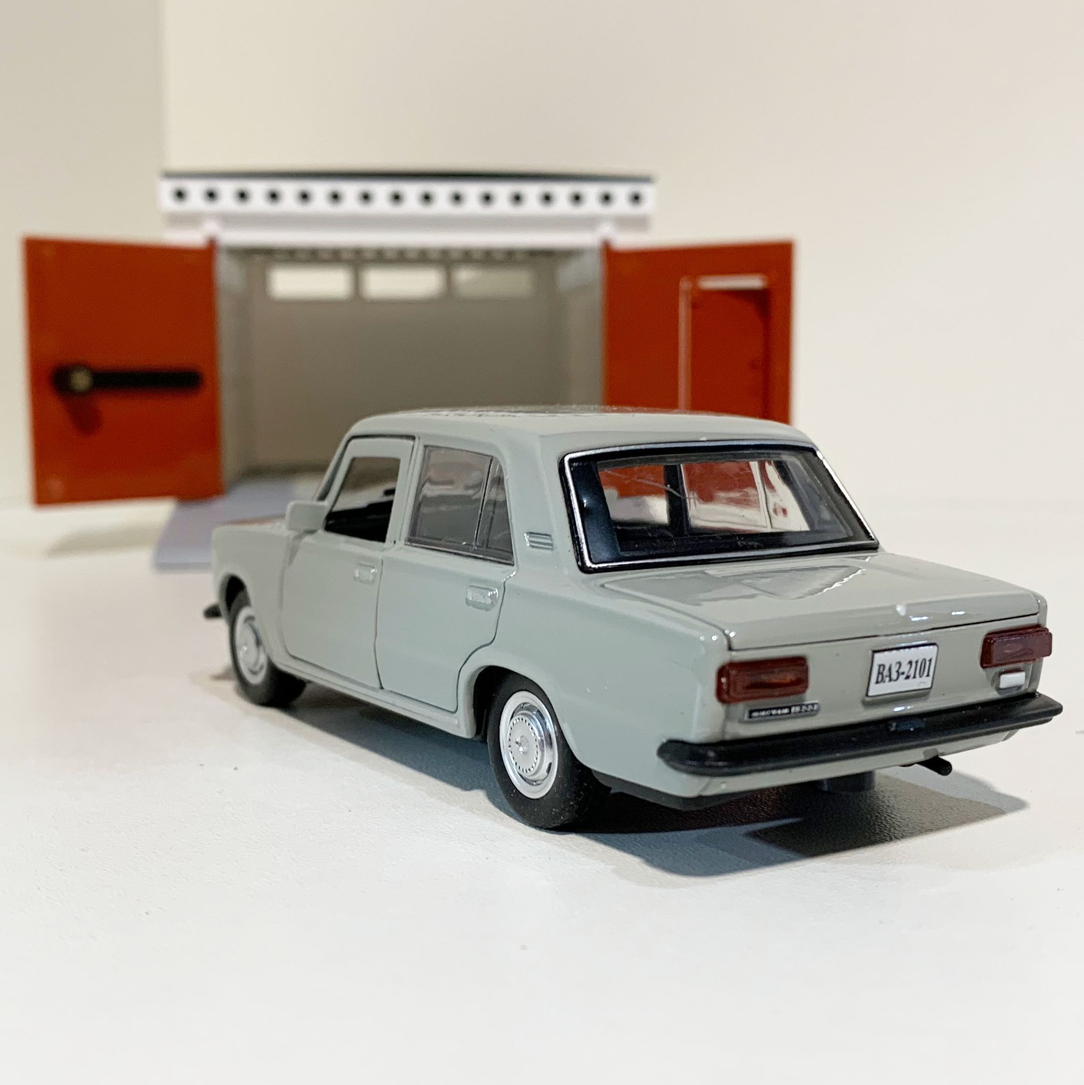 Гараж с распашными воротами и металлическая машинка 12 см модель ВАЗ 2101 инерция, 2 откр. двери и багажник - серая