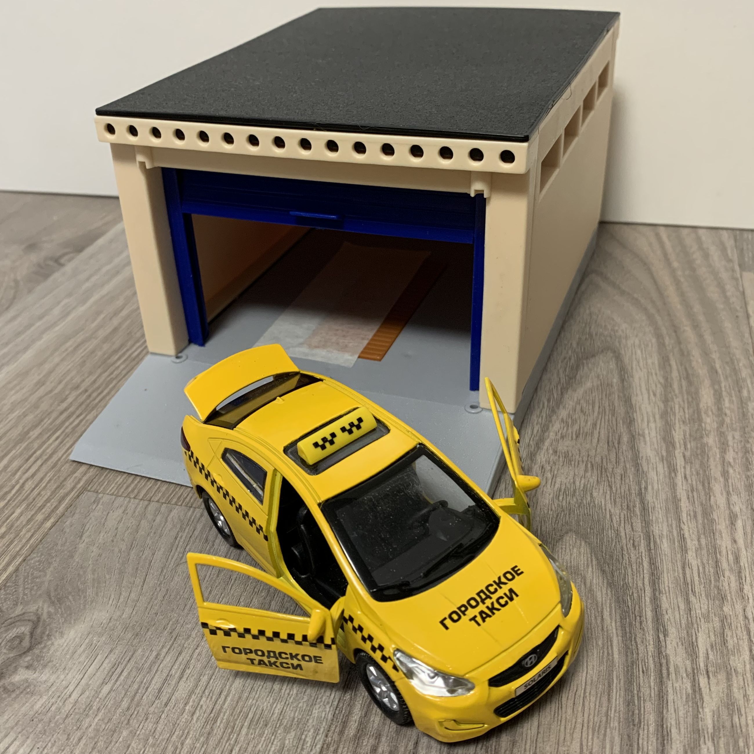 Гараж с подъемными воротами и машинка Такси 12 см