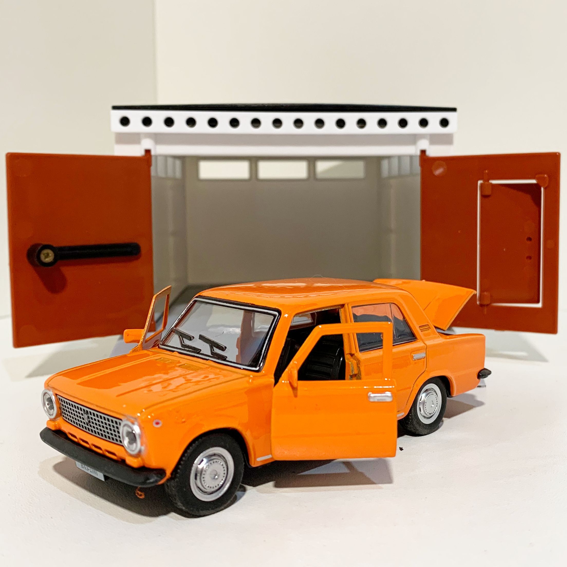 Гараж с распашными воротами и металлическая машинка 12 см модель ВАЗ 2101 инерция, 2 откр. двери и багажник - оранжевая