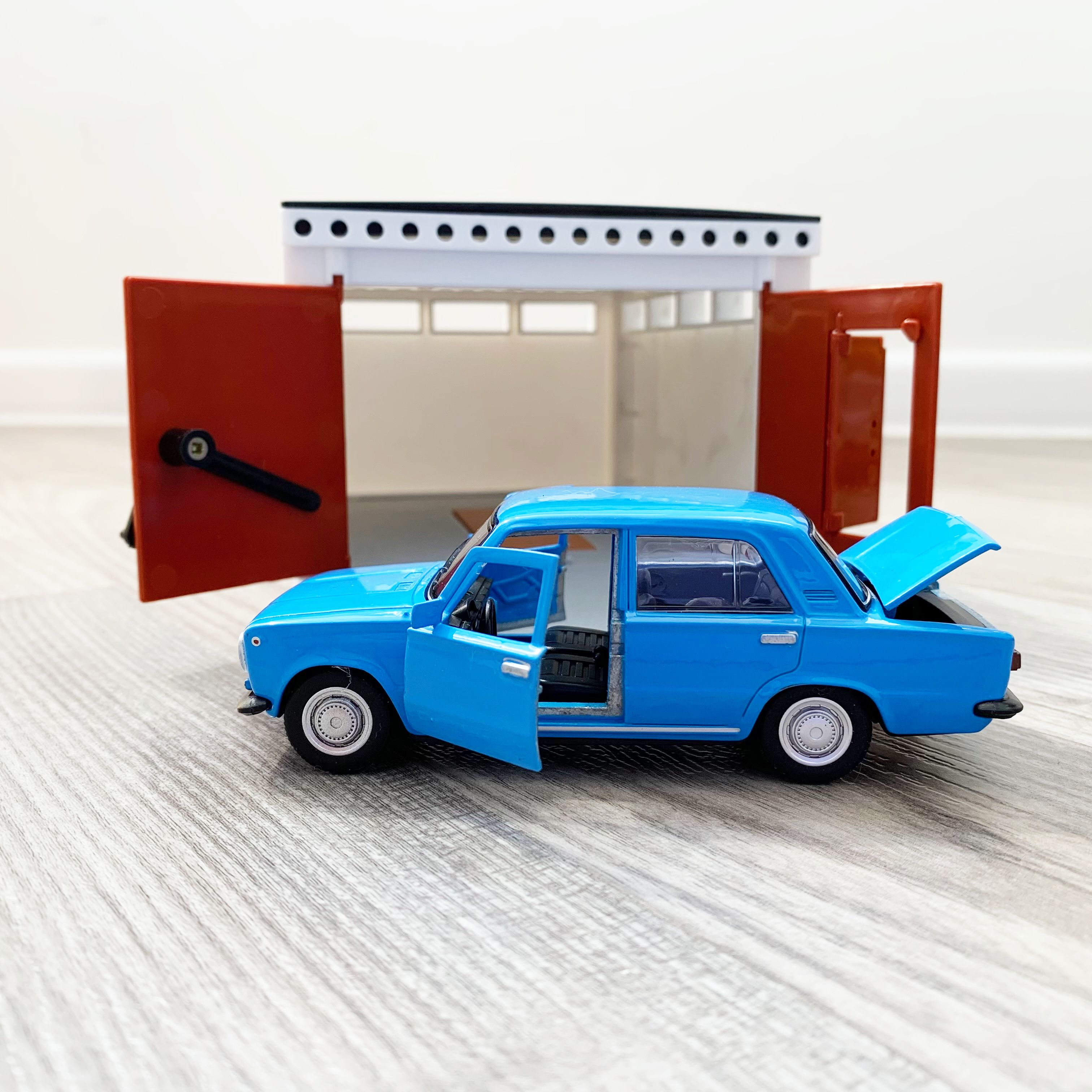 Гараж с распашными воротами и металлическая машинка 12 см модель ВАЗ 2101 инерция, открытие 2-х дверей и багажника - голубая
