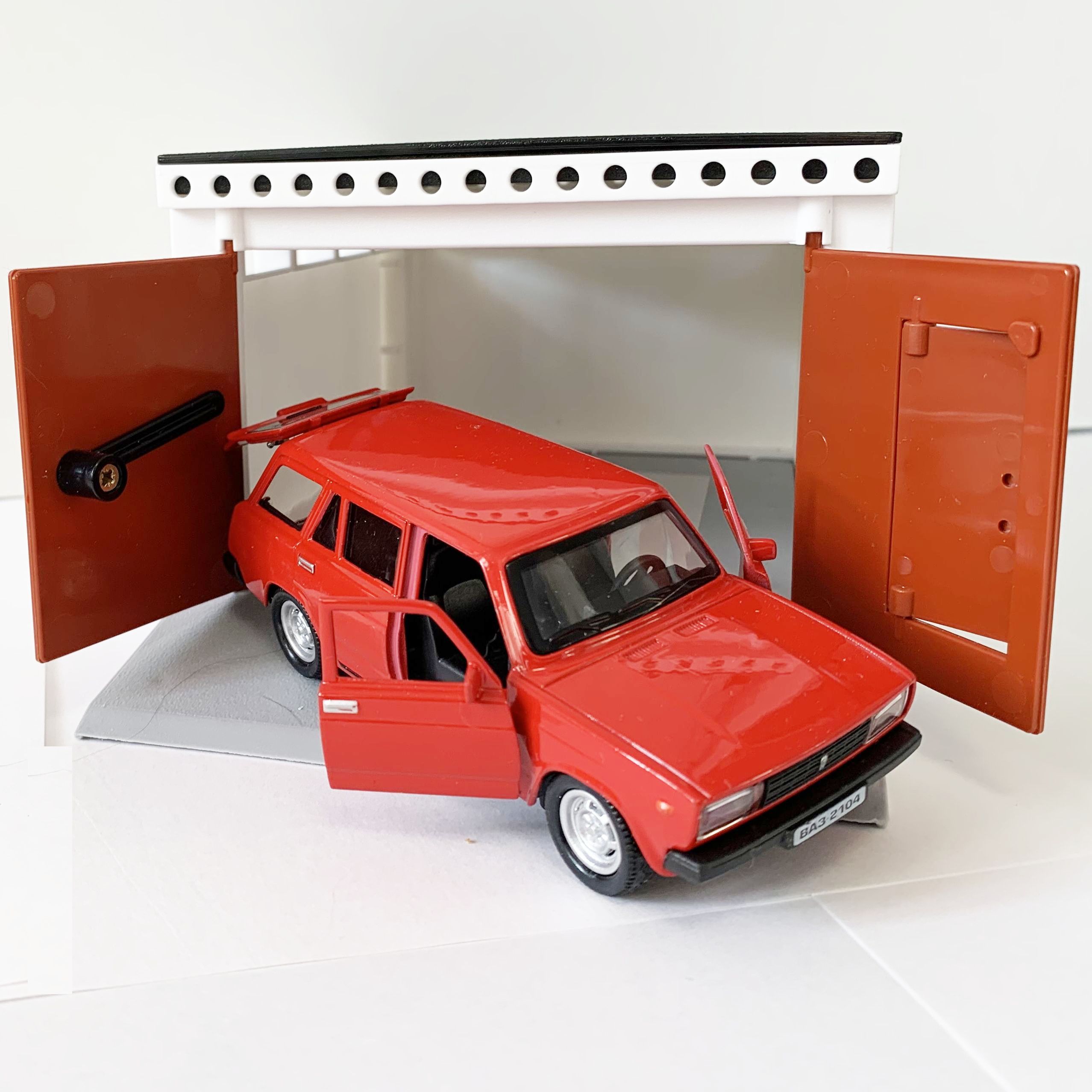 Игрушка гараж с распашными воротами 21 см - 12 см машинка 2104 металл, инерция, 2 открывающиеся двери и багажник - красная