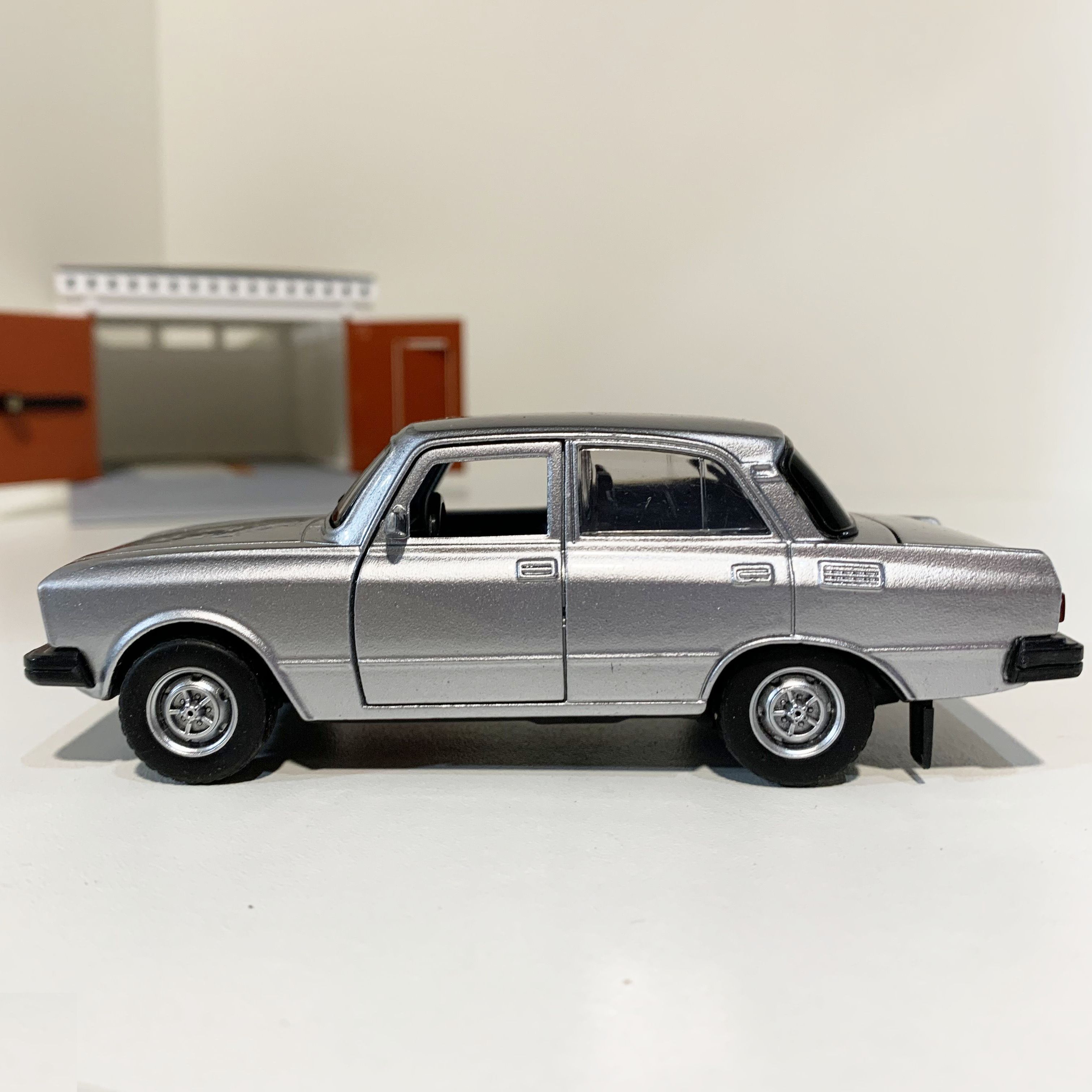 Гараж с распашными воротами и металлическая машинка 12 см модель Москвич-2140sl инерция, 2 откр. двери и багажник - серебристый