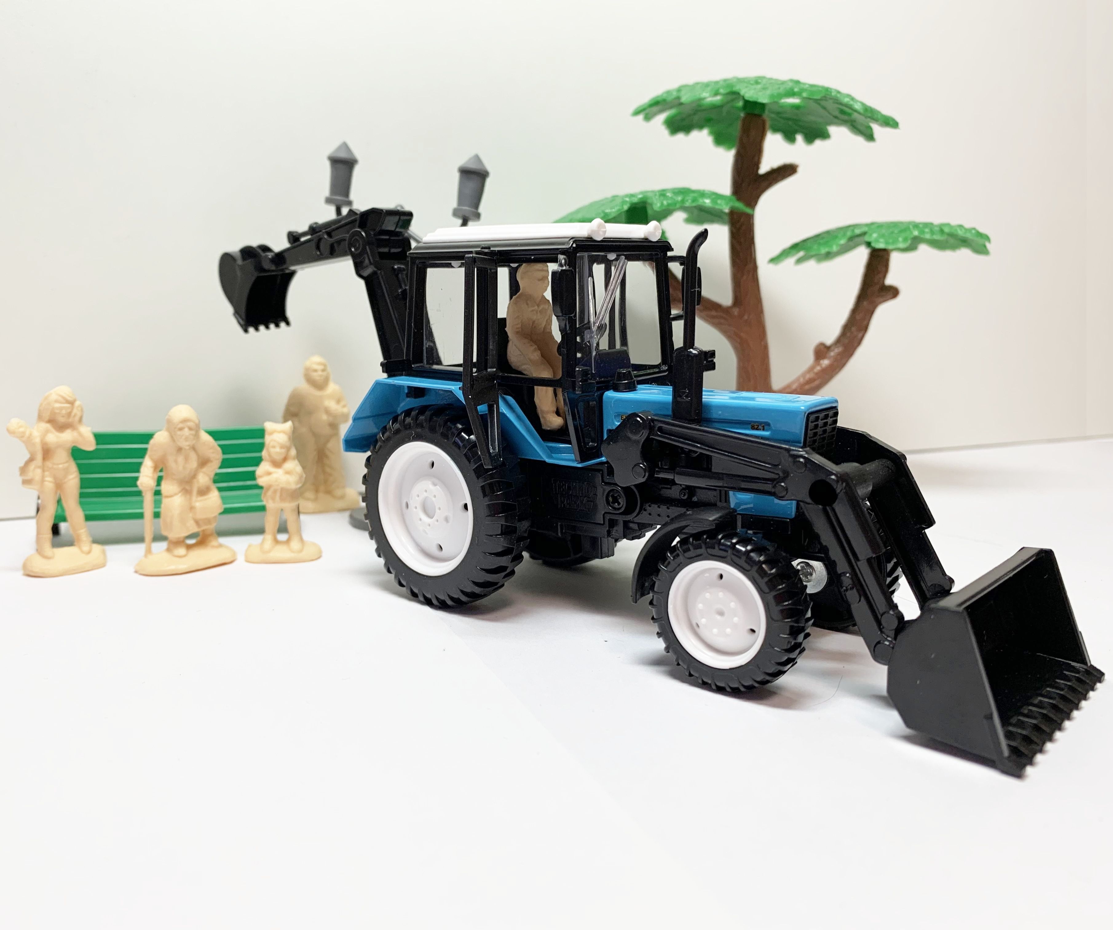 Модель трактор - экскаватор BELARUS с лопатой и ковшом - 16,5 см и фигурками людей