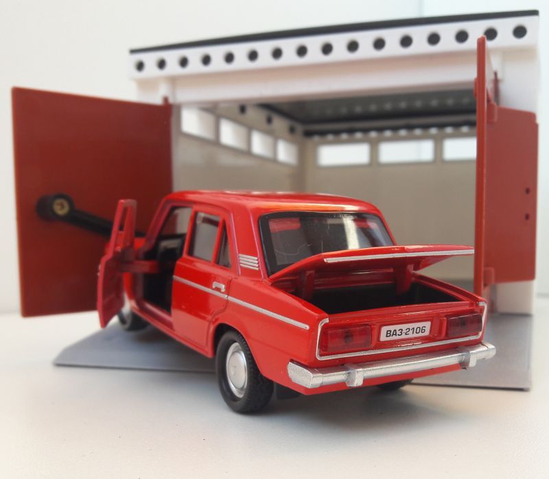 Гараж с распашными воротами и металлическая инерционная машинка ВАЗ 2106 с открывающимися дверями и багажником