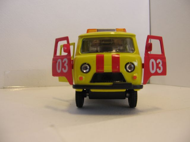 Желтая скорая помощь игрушка УАЗ