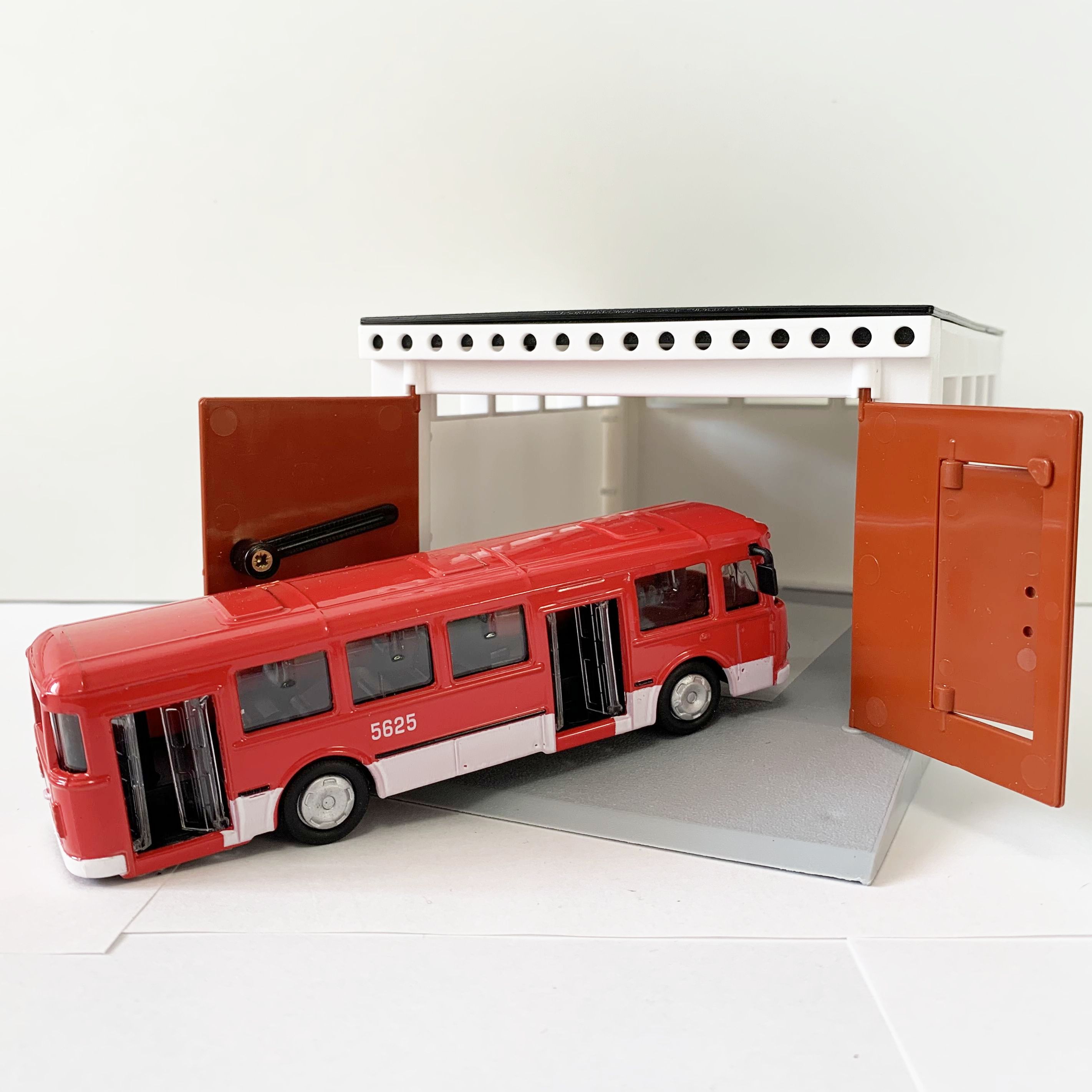 Гаражный бокс - автобус 15 см с металлическим кузовом и инерционным моторчиком  красный