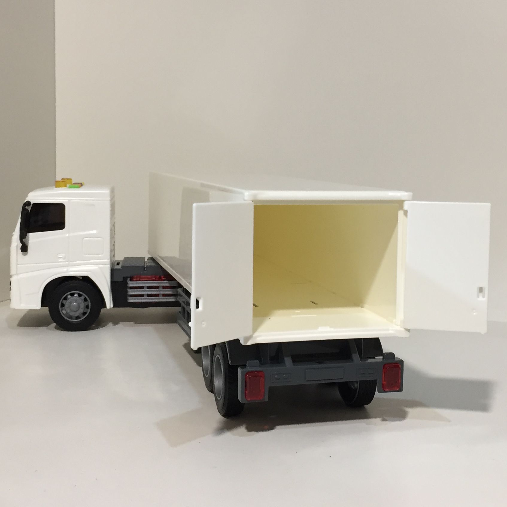 Игрушка фура дальнобойщик МАЗ - 47 см тягач с фургоном  Полесье  инерция, свет, звук белая Игрушка фура дальнобойщик МАЗ - 47 см тягач с фургоном  Полесье  инерция, свет, звук белая