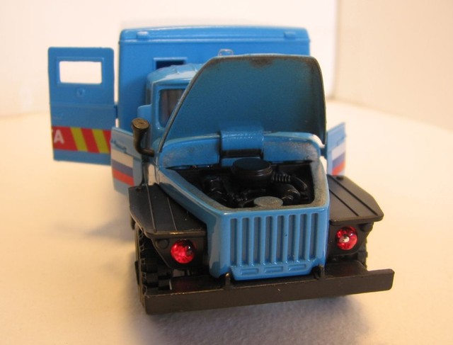 Игрушечная модель Урал 4320 будка службы аэропорта