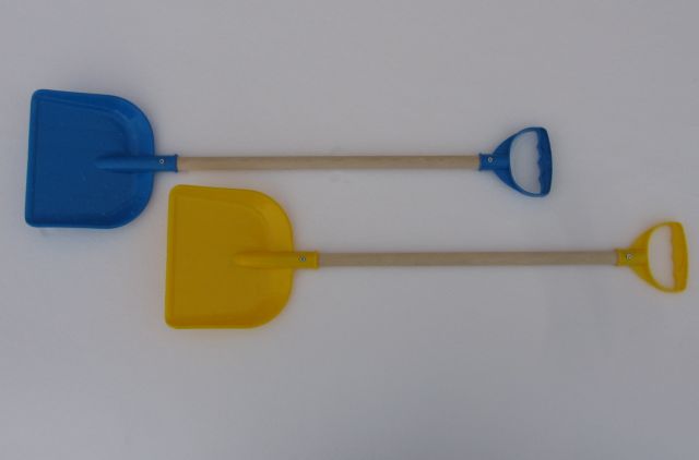 Детские лопаты для снега. Лопата детская с деревянной ручкой.