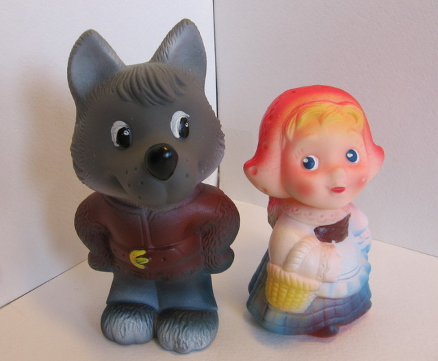 Фигурка волка и Красной Шапочки.