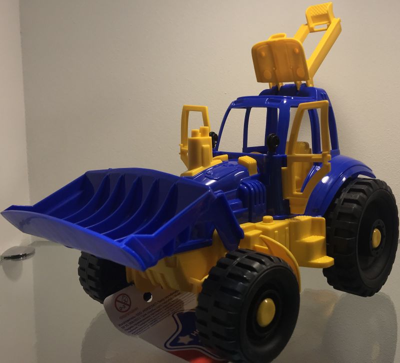 У трактора открываются двери, верхний люк, задняя рамка стекла и поднимется с фиксацией в разных положениях грейдер.