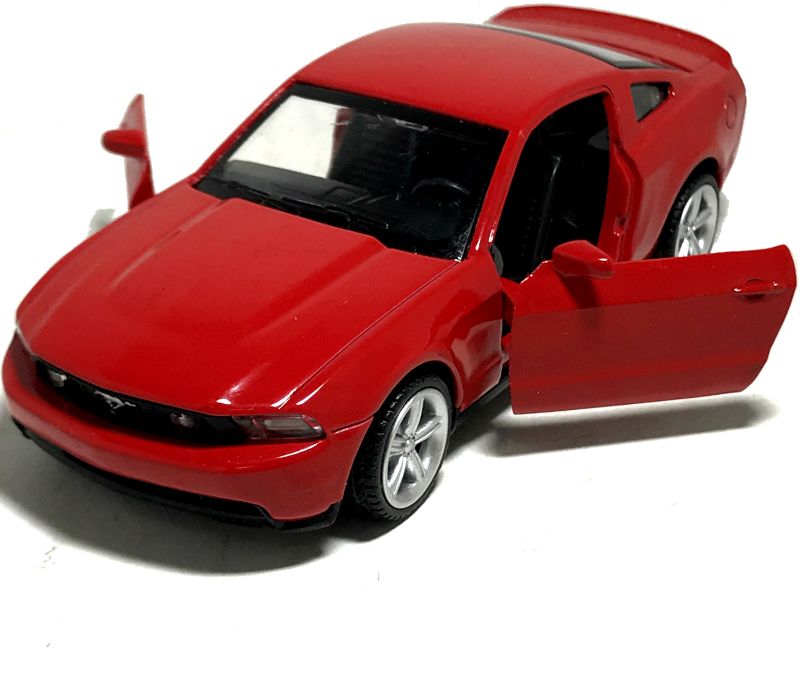 У машинки открываются две передние двери. igrushechnaya-mashinka-ford-mustang-gt-04.jpg
