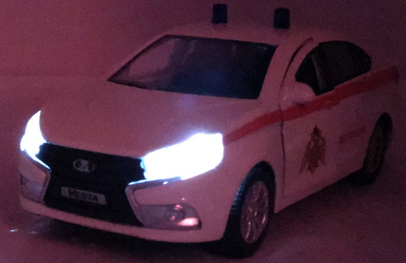 У игрушечной машинки Лада Веста скорая помощь при нажатии на корпус светятся фары и слышен звук работы двигателя. igrushechnaya-mashinka-lada-vesta-skoraya-pomoshch-06.jpg