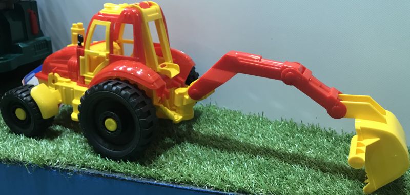Ковш трактора имеет движение по оси, так же ковш поднимается вверх и вниз. igrushechnyj-traktor-s-kovshom-04.jpg