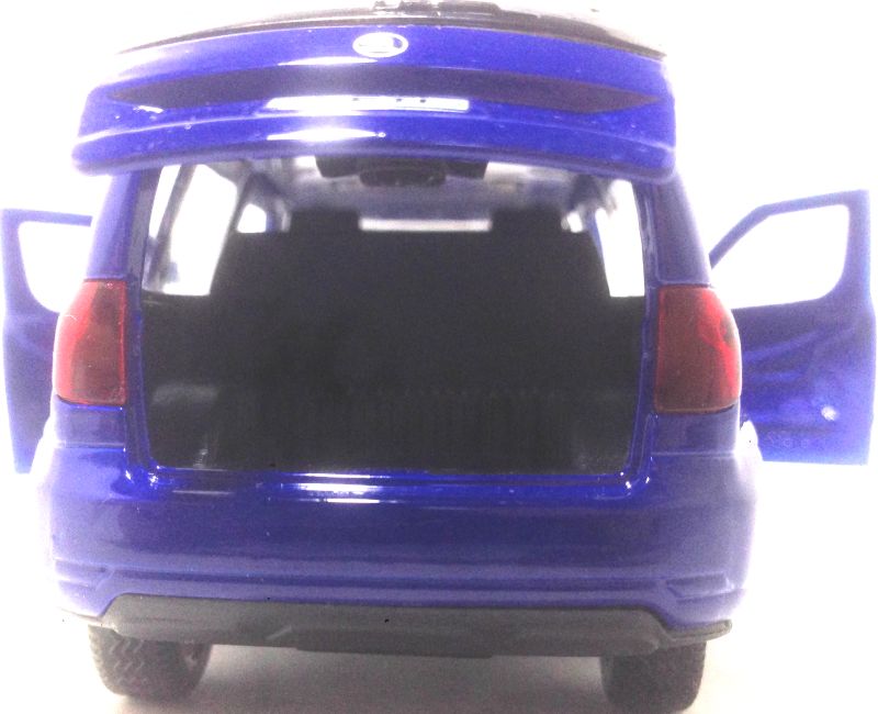 У игрушечной машинки Skoda Yeti ралли просторный багажник. igrushechnaya-mashinka-skoda-yeti-ralli-07.jpg